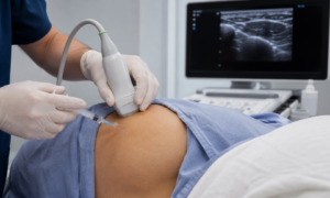 Procedimento de infiltração no quadril guiado por ultrassom durante atendimento médico.
